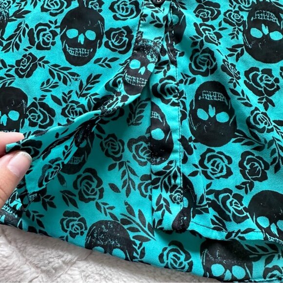 Torrid | Blue & Black Skull Print Chiffon Short Sleeve Blouse | Size 0 - Picture 7 of 12